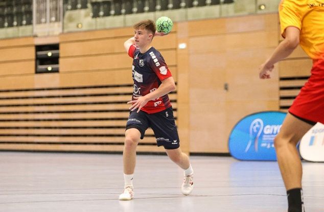 Oskar Czertowicz dyryguje grą w juniorskim zespole Flensburga