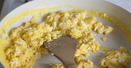 Takiej jajecznicy nie powstydziłby się najlepszy szef kuchni. Wszystko przez sekretny dodatek