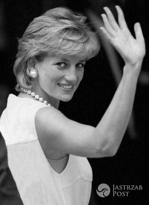 <h2>Księżna Diana</h2><strong>1 lipca 1961 - 31 sierpnia 1997</strong>
Członkini brytyjskiej rodziny królewskiej jako pierwsza żona Karola, księcia Walii, syna królowej Wielkiej Brytanii Elżbiety II i Filipa, księcia Edynburga. Matka Wilhelma, księcia Cambridge oraz Henryka, księcia z Walii. Księżna za życia była ceniona przede wszystkim za działalność charytatywną. Nie bez przyczyny nazywana była, jest i będzie <em>"Królową ludzkich serc"</em>