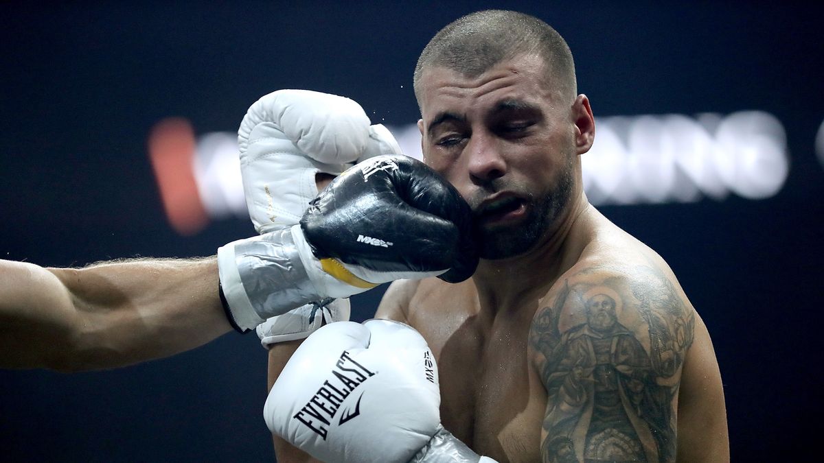 Getty Images /  Stivens Bujaj otrzymuje cios od Mateusza Masternaka