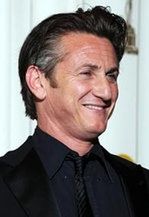 Sean Penn surfuje z dziewięciorgiem dzieci