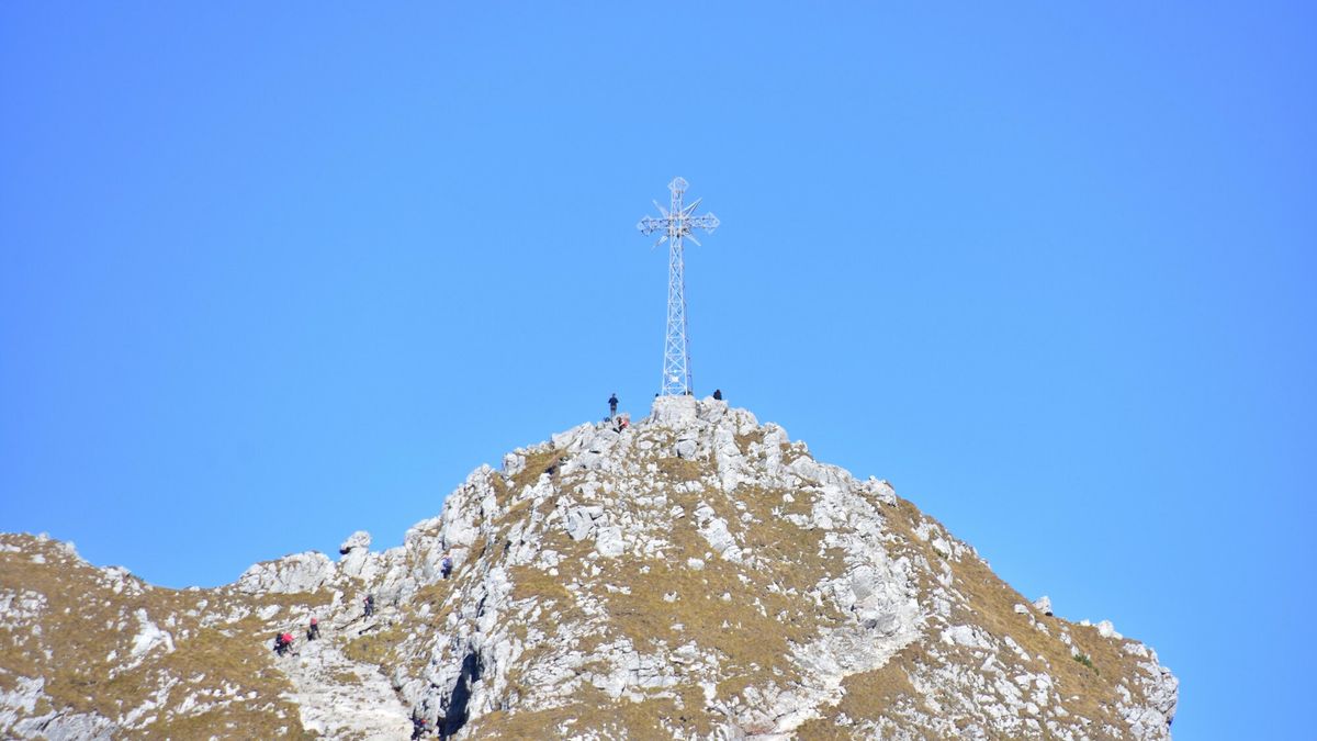 Polskie Tatry Albin Marciniak
PHOTO: ALBIN MARCINIAK / EAST NEWS 20.10.2022,  Tatry Zachodnie, Giewont, szczyt, warunki na gorskich szlakach, Tatrzanski Park Narodowy,
Albin Marciniak