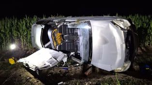 Kępno: Dachował i zostawił ranną pasażerką. Wpadł na policjanta