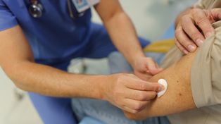 Te wirusy atakują jesienią z większą mocą. Część osób może zaszczepić się za darmo