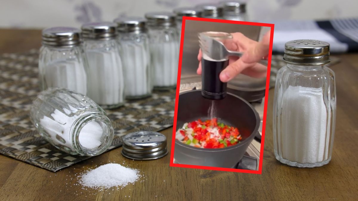 Szef kuchni pokazał, jak należy używać solniczki