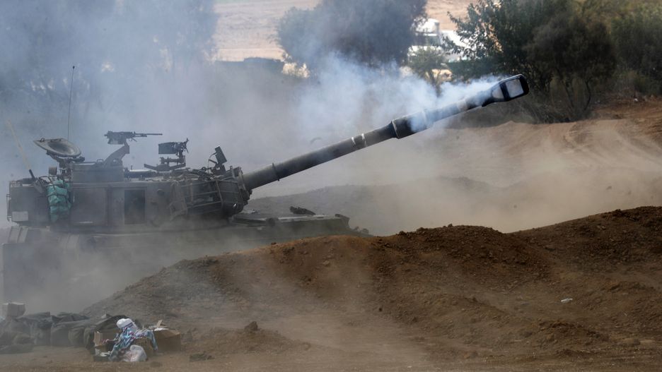 An Israeli artillery unit fires towards Gaza at a position along the border in southern Israel, 13 October 2023. The Israeli Defense Force (IDF) on 13 October called for the evacuation of all civilians of northern Gaza ahead of an expected ground invasion. More than 1,300 Israelis have been killed and over 3,200 others injured, according to the IDF, after the Islamist movement Hamas launched an attack against Israel from the Gaza Strip on 07 October. More than 1,500 Palestinians have been killed and over 6,600 others injured in Gaza since Israel launched retaliatory air strikes, Palestinian health officials said. EPA/ATEF SAFADI Dostawca: PAP/EPA.