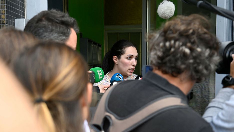 Sąsiadka pary rozmawia z dziennikarzami przed ich mieszkaniem w Forbach