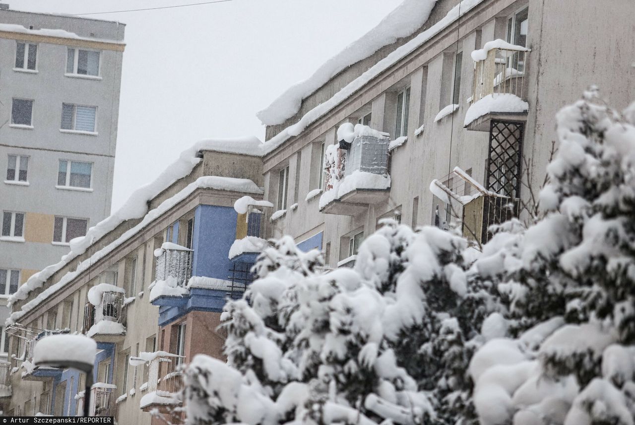 Zwłoki leżały w mieszkaniu cztery lata. "Na razie nie będzie pochowany"