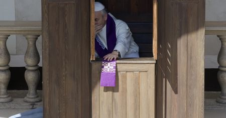 Coraz mniej księży pobiera emeryturę. Dramatyczny spadek