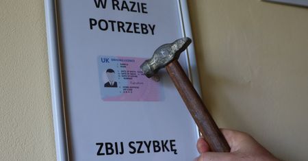 "W razie potrzeby zbij szybkę". Dał policjantom fałszywe prawo jazdy, grozi mu 5 lat