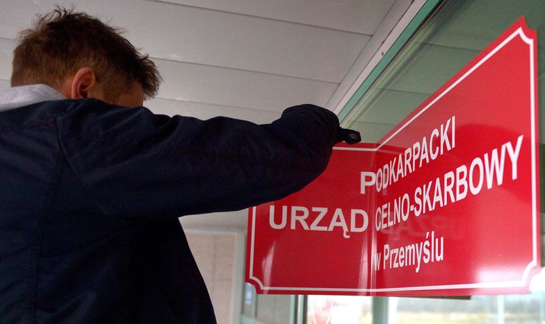 1 marca 2017 r. Zmiana tablicy na siedzibie Izby Celnej w Przemyślu. Służba Celno-Skarbowa to jednolita i umundurowana formacja w ramach KAS.