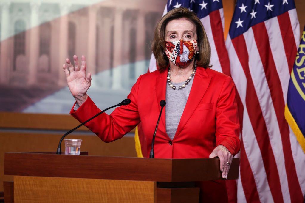 Nancy Pelosi podpisała artykuł o impeachmencie Trumpa. Amerykanie ją kochają