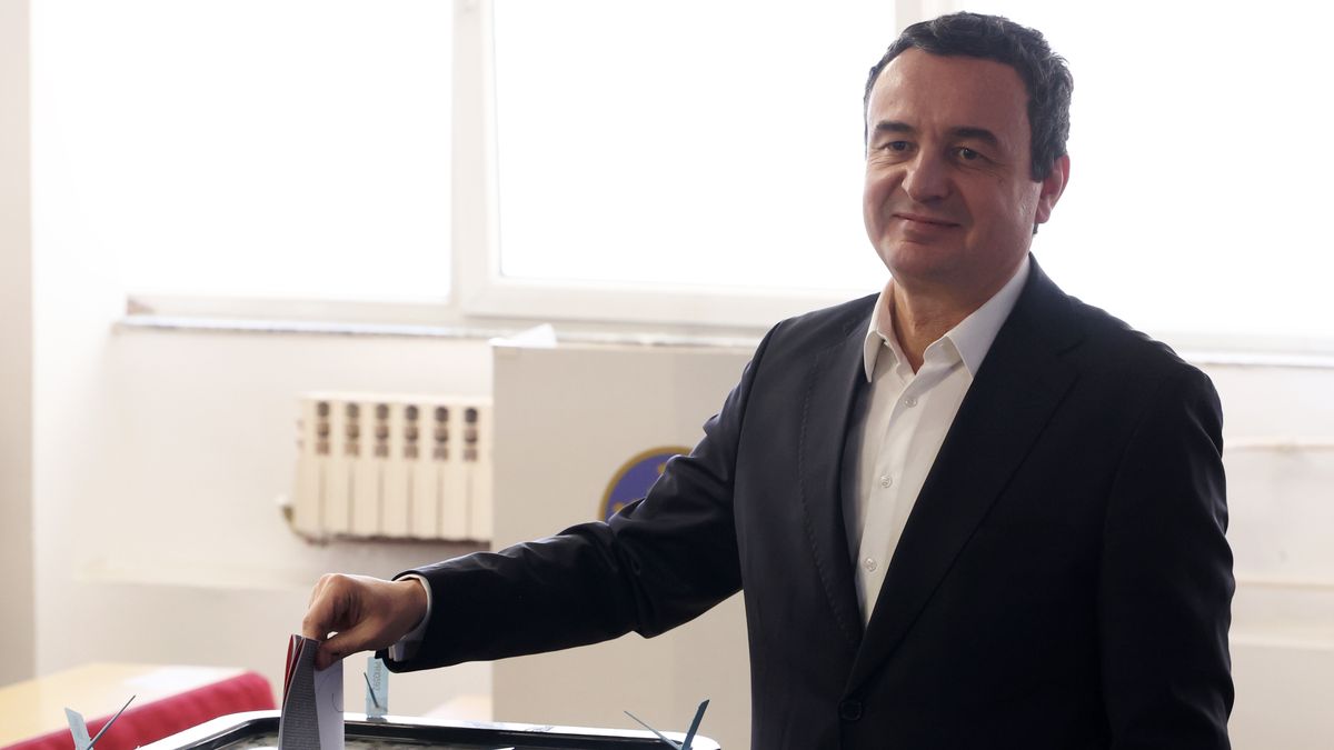 Kosovo voters cast their ballots for parliamentary elections
epa11884033 Incumbent Prime Minister and leader of 'Vetevendosje' party, Albin Kurti, casts his ballot during the parliamentary elections in Pristina, Kosovo, 09 February 2025. About two million voters are eligible to vote for the 120 seats in Kosovo's parliament, 20 of which are reserved for ethnic Serbs and other minorities.  EPA/GEORGI LICOVSKI 
Dostawca: PAP/EPA.
GEORGI LICOVSKI
politics, people