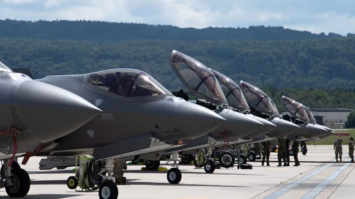 Myśliwce F-35A Lightning II na płycie lotniska