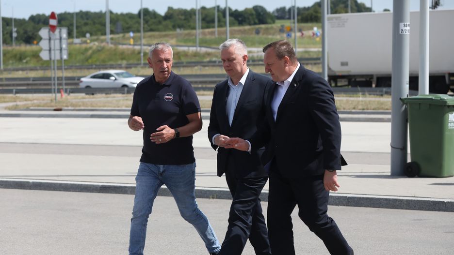 Budzisko, 05.07.2025. Minister spraw wewnętrznych i administracji Tomasz Siemoniak (C) i minister spraw wewnętrznych Litwy Vladislav Kondratowicz (P) przed rozpoczęciem konferencji prasowej na granicy polsko-litewskiej w Budzisku, 5 bm. (amb) PAP/Artur Reszko