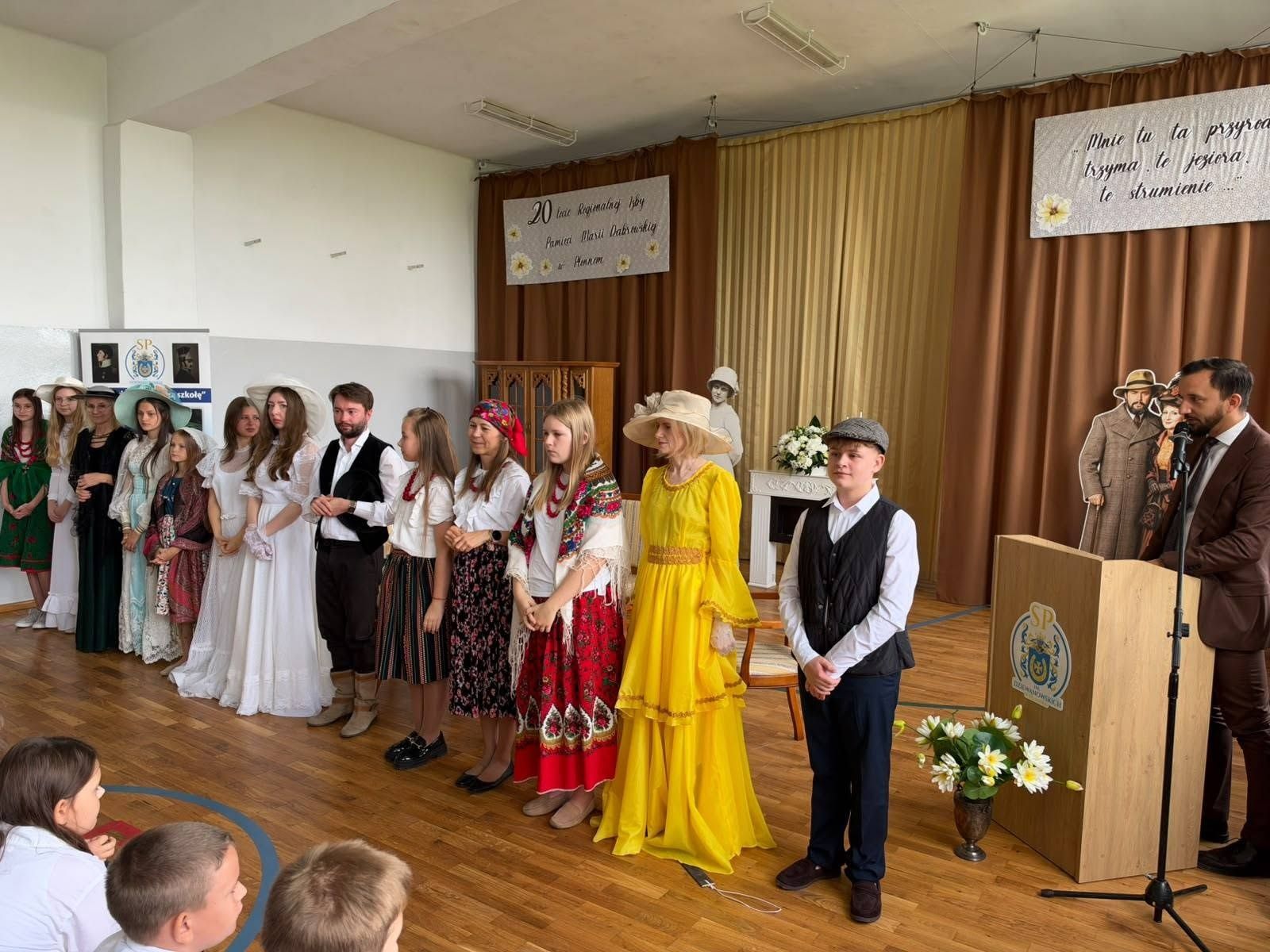 W zorganizowanie obchodów zaangażowali się m.in. artyści z Grupy Teatralnej "Noce i dnie"