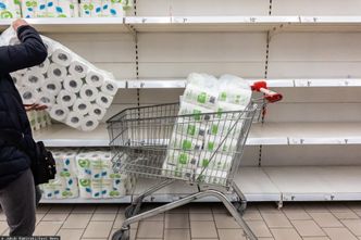 W tym kraju lockdown wywołał panikę. Z półek sklepowych znika papier toaletowy i chleb