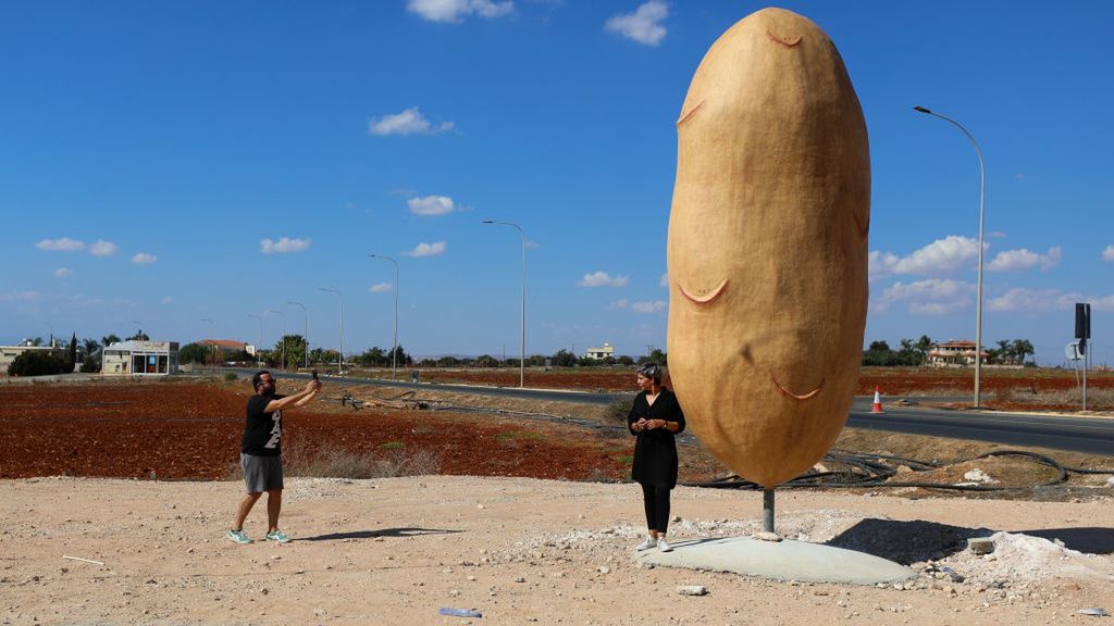 Pomnik kartofla przyciąga do wioski rzesze turystów
