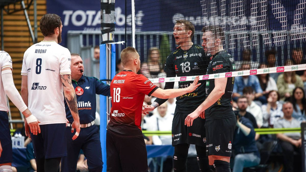 Materiały prasowe / Plusliga / Damian Schulz w rozmowie pod siatką z Damianem Wojtaszkiem i Andrzejem Wroną