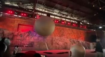 Głaz leciał prosto w widzów. Pracownik Disneya ochronił ich własnym ciałem