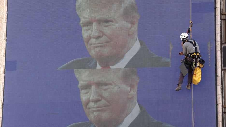 An industrial climber rappels down a building displaying a large billboard of US Republican presidential candidate Donald Trump, at entrance to Jerusalem, 06 November 2024. US Republican presidential candidate Donald J. Trump has been elected the 47th president of the United States after having secured more than the 270 Electoral College votes necessary, following a tightly contested race with Democratic presidential candidate US Vice President Kamala Harris. EPA/ABIR SULTAN Dostawca: PAP/EPA.