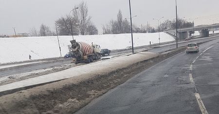 Gruszka z betonem wypadła z jezdni na pas zieleni. Mogą występować utrudnienia