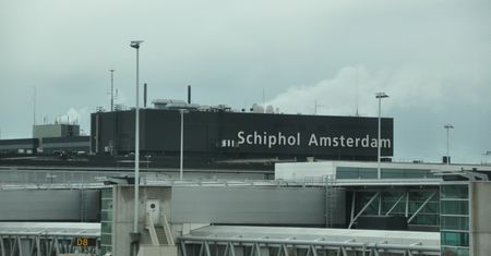 Polacy wyprowadzeni z samolotu w Amsterdamie