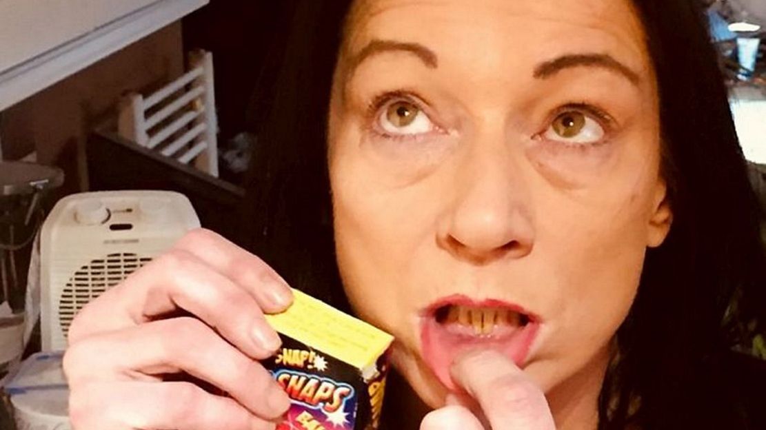 Lisa Boothroyd z Anglii zamiast  opakowania cukierków kupiła małe fajerwerki.