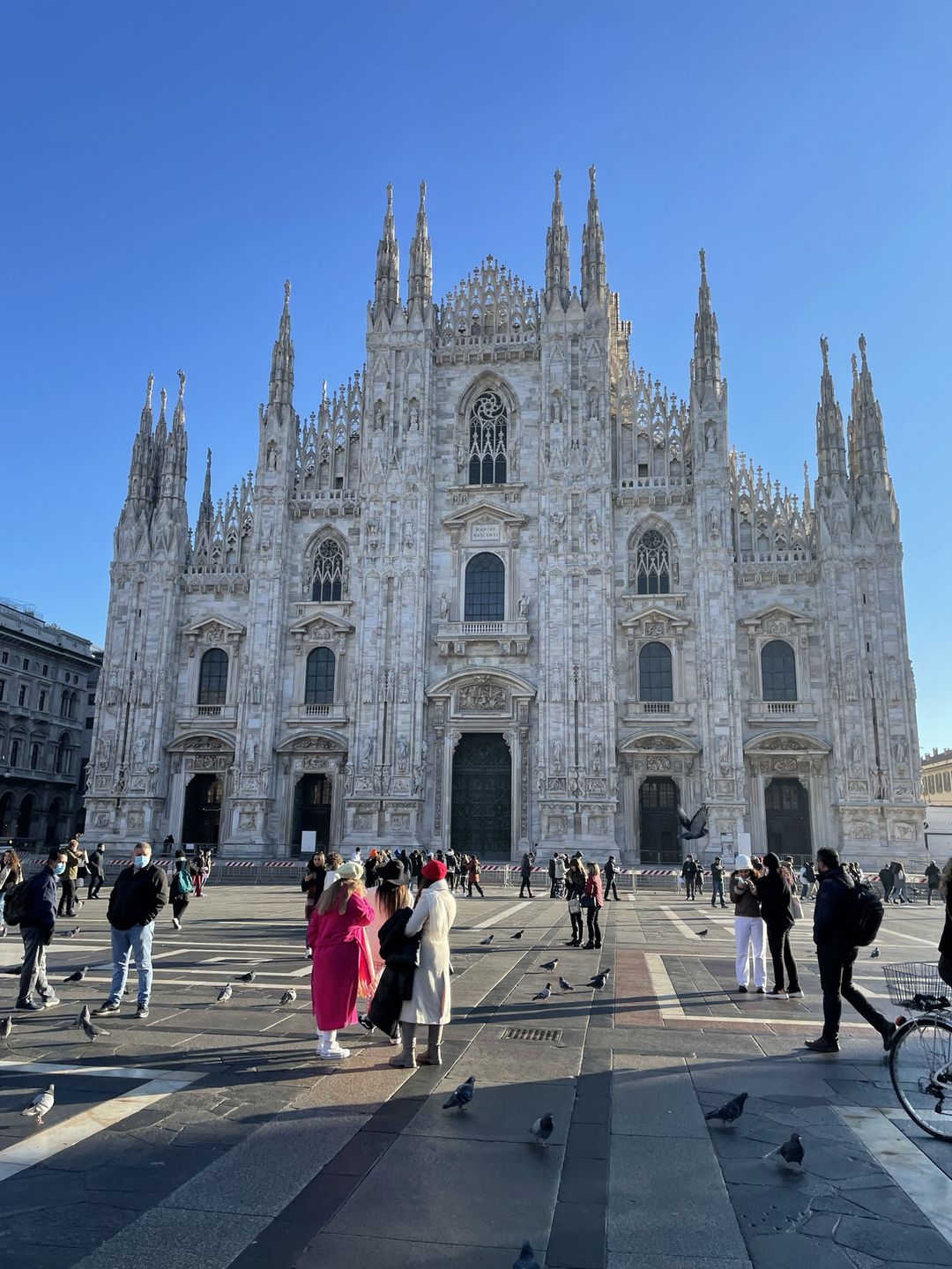 Spacerując można obserwować mieszkańców Mediolanu 