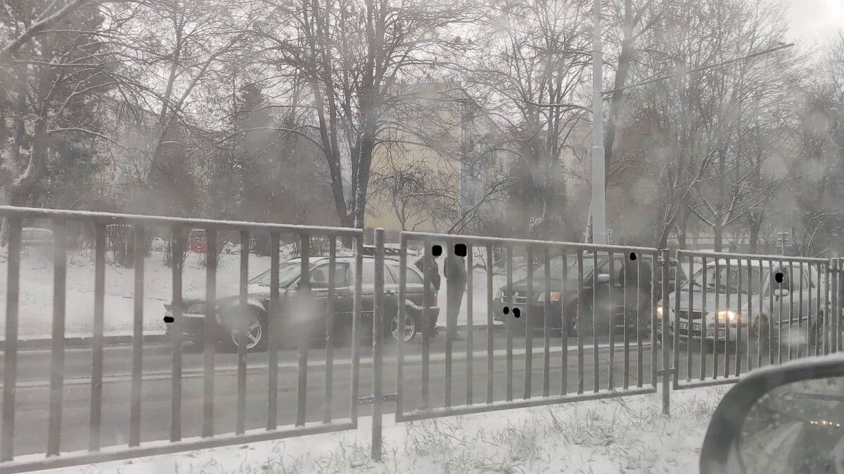 Zderzenie BMW i Chryslera przed przejściem dla pieszych na al. Andersa