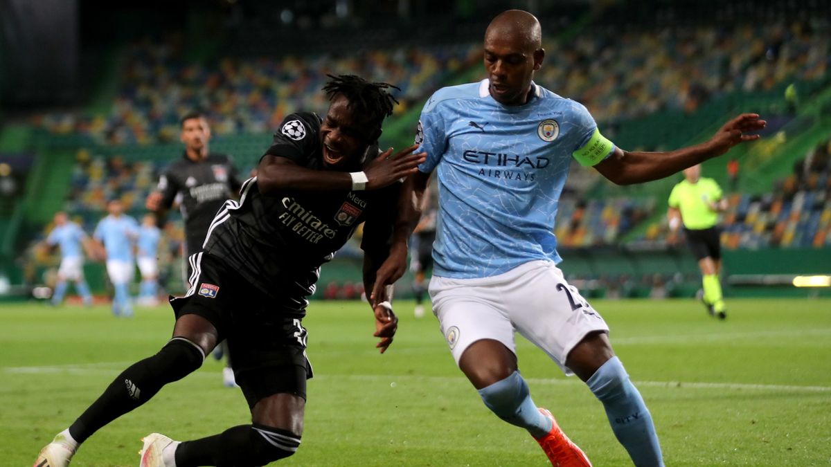 Fernandinho (z prawej) oraz Maxwel Cornet