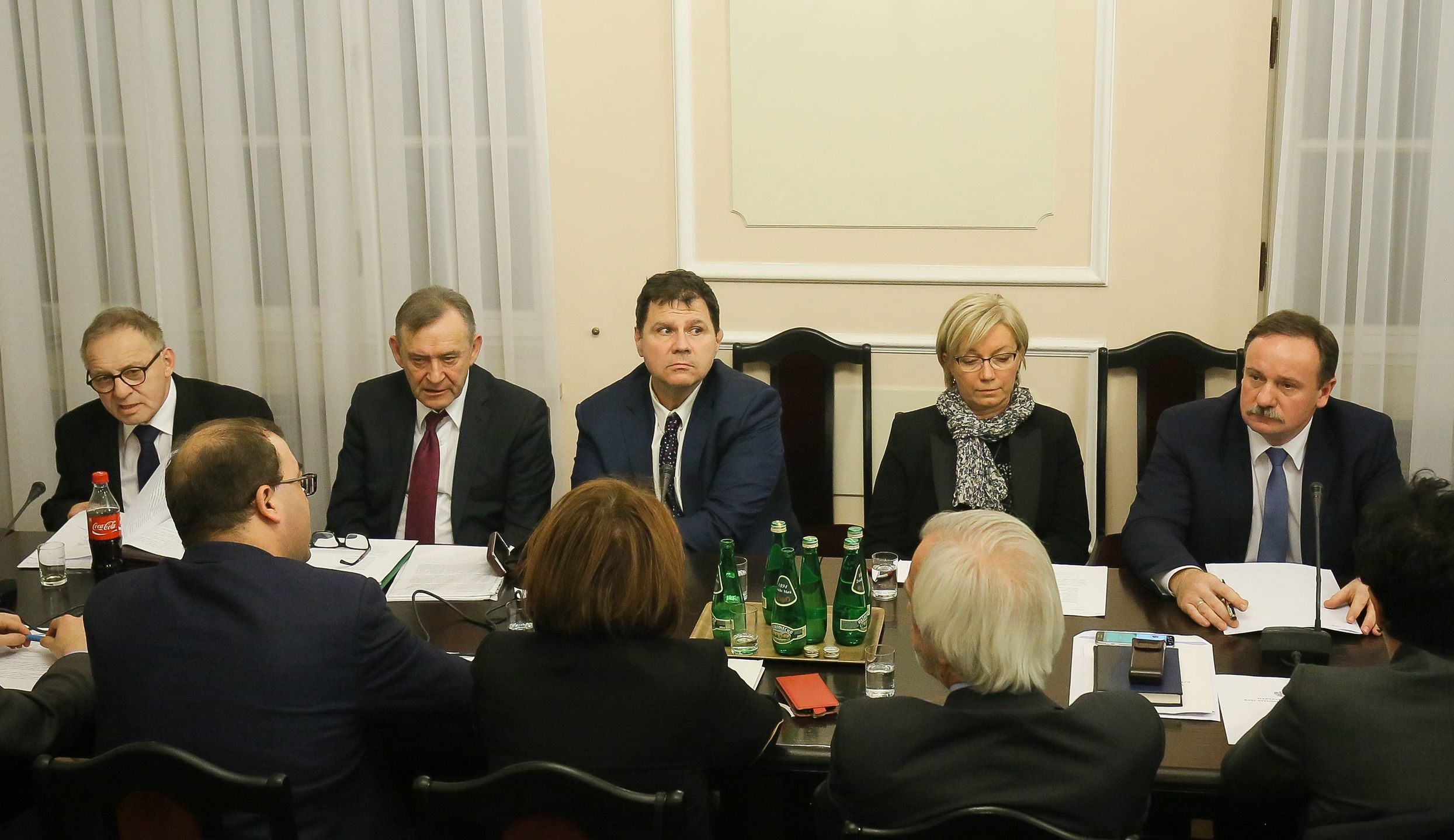 Lech Morawski, Henryk Cioch, Mariusz Muszyński - trzej tzw. sędziowie-dublerzy - oraz Julia Przyłębska i Piotr Pszczółkowskipodczas posiedzenia sejmowej komisji sprawiedliwości i praw człowieka w 2015 r., przed wadliwym wyborem trzech pierwszych na sędziów TK