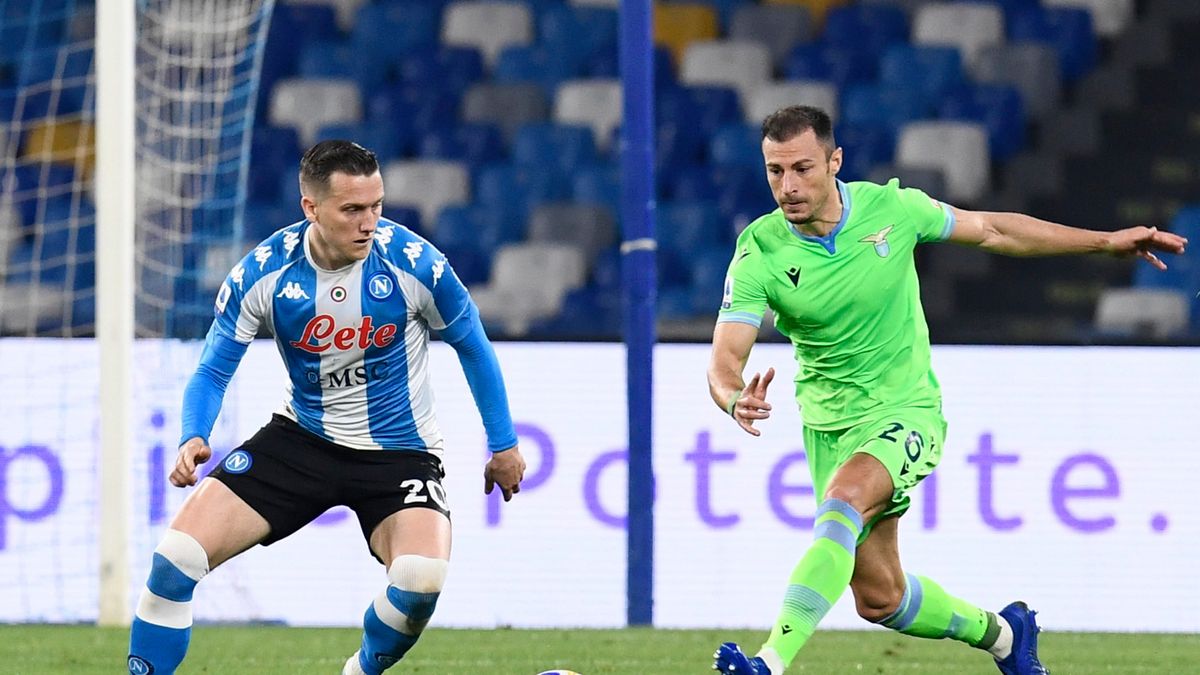 PAP/EPA / CIRO FUSCO / Na zdjęciu: Piotr Zieliński (z lewej) walczy o piłkę