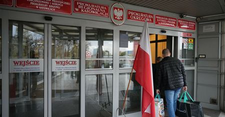 Miotła w śląskim wydziale PK. Wskazuje naczelnika wydziału