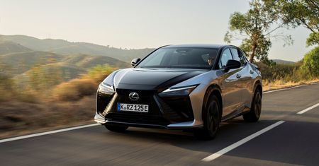 Kusi technologią, zaskakuje ceną. SUV Lexusa ma mocne argumenty