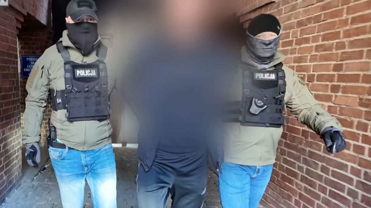 Mężczyzna chciał staranować przechodniów