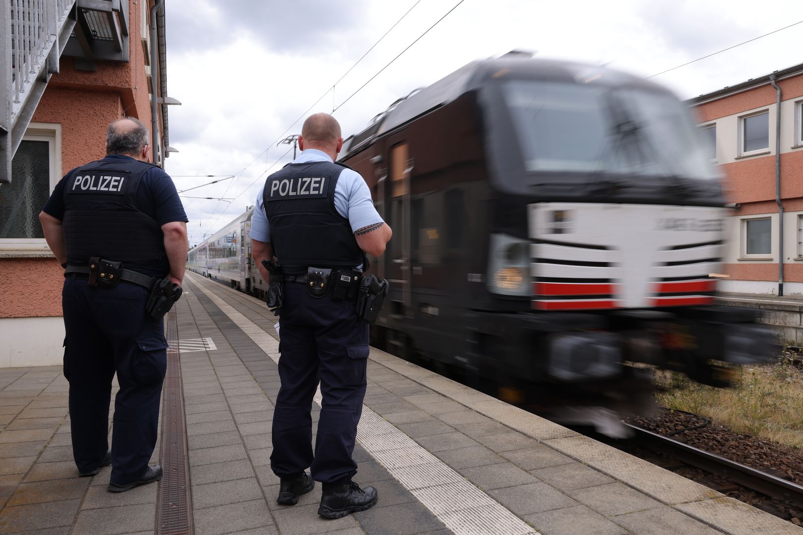 "Surfowali" na dachu pociągu. Dwie osoby zginęły