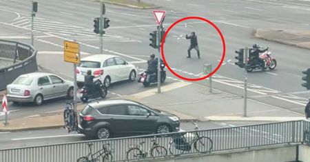 Sceny w Berlinie. Aż zeskakiwali z motocykli. Polak pokazał nagranie