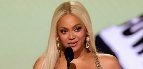 Beyonce zaliczyła WPADKĘ, odbierając statuetkę Grammy! Nagranie krąży po sieci. "AUĆ! Kto jej to zrobił?!"