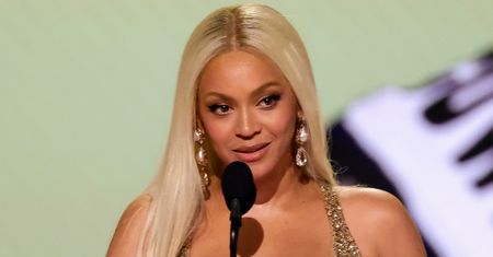 Beyonce zaliczyła WPADKĘ, odbierając statuetkę Grammy! Nagranie krąży po sieci. "AUĆ! Kto jej to zrobił?!"