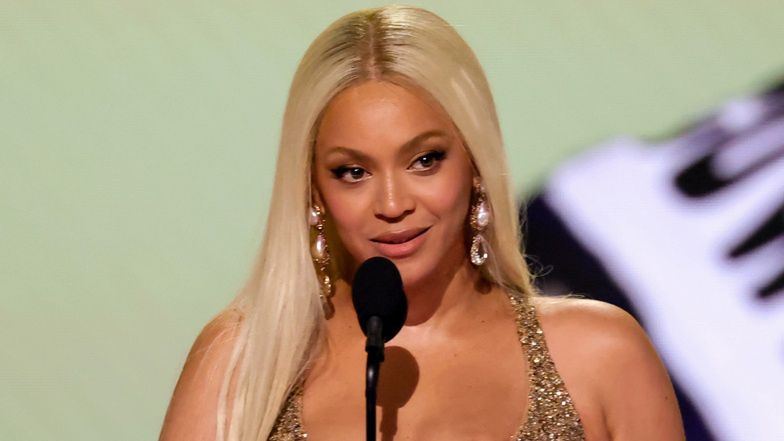 Beyonce zaliczyła WPADKĘ, odbierając statuetkę Grammy! Nagranie krąży po sieci. "AUĆ! Kto jej to zrobił?!"