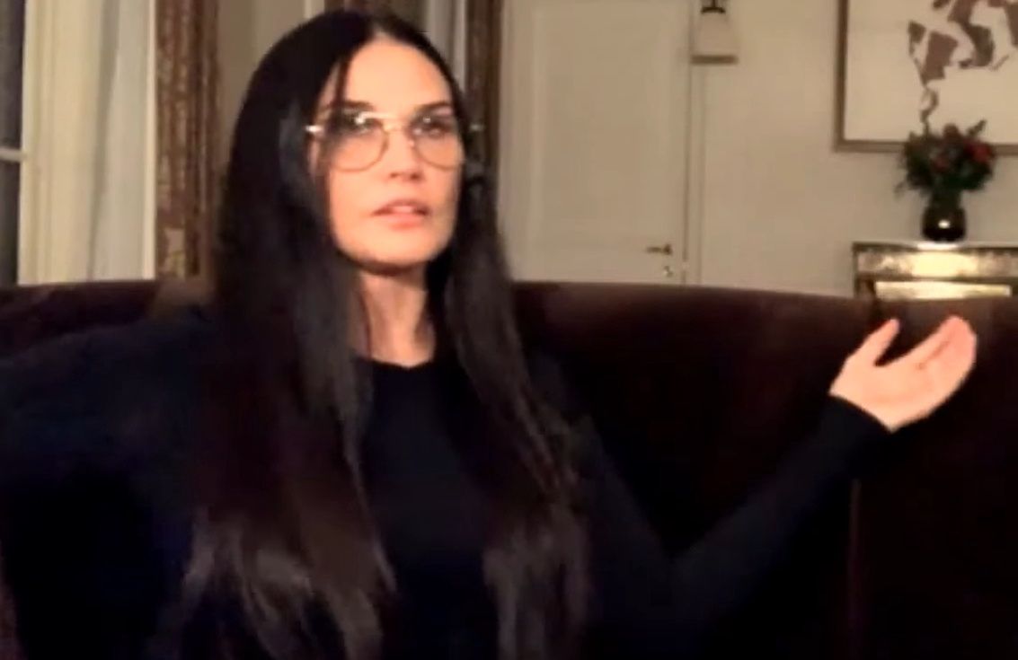Demi Moore podczas rozmowy z Naomi Campbell