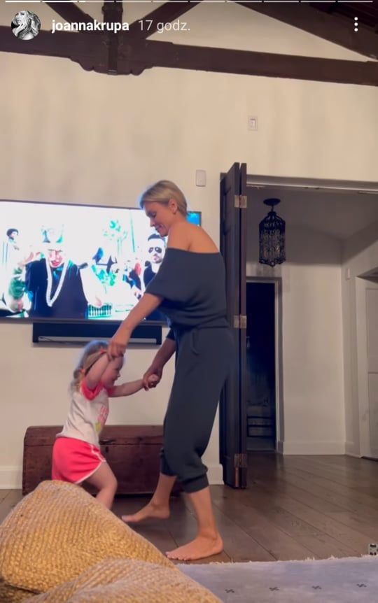 Joanna Krupa i Asha tańczą w salonie