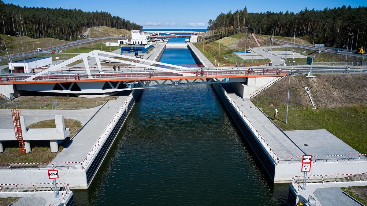 budowa kana�u �eglugowego
Adam War�awa
Ba�tyckie, Ba�tyk, budowa, budowlana, dron, inwestycja, kana�, komunikacja wodna, morze, natura, przekop, przyroda, Skowronki, szlak morski, sztuczna, usypywanie, widok, wyspa, z drona, z g�ry, z lotu ptaka, zdj�cie z drona, �eglugowy