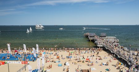 "Nieubranych klientów nie obsługujemy". Sopot walczy z turystami w strojach kąpielowych w restauracjach