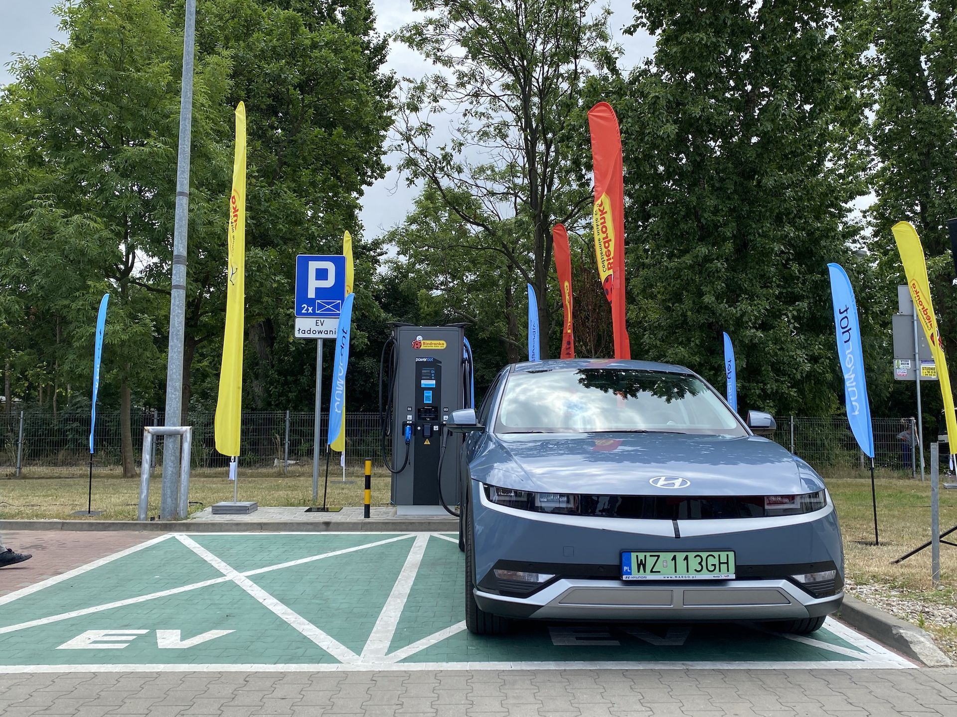 Otwarcie stacji ładowania Powerdot na parkingu Biedronki przy ul. Pałacowej w Warszawie