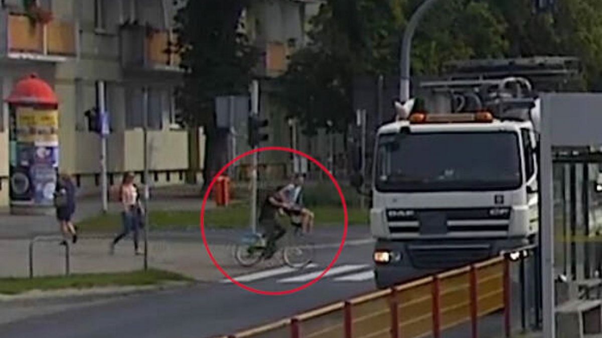 Nastolatkowie na rowerze