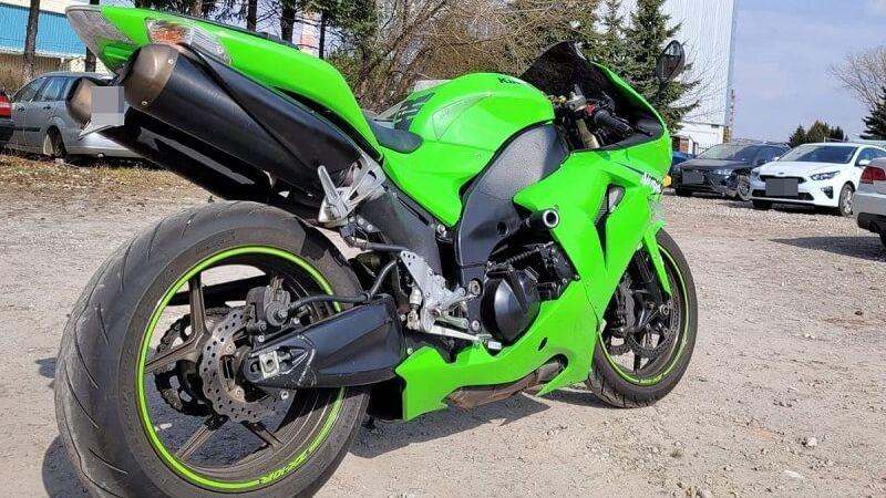 Motocyklista potrącił policjanta i uciekł z miejsca zdarzenia