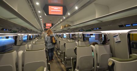 Dwoje pracowników PKP zakażonych COVID-19. A pasażerowie nie noszą maseczek