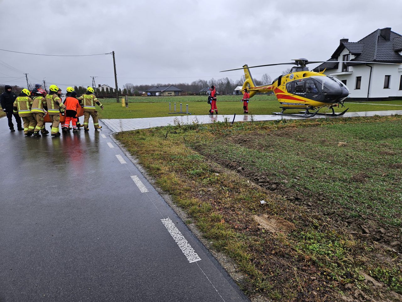 Pożar budynku w Potoczku-Kolonii. Śmigłowiec ratunkowy w akcji